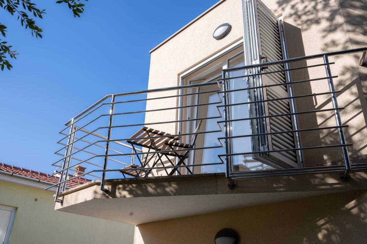 Apartment Davor Малинска Екстериор снимка