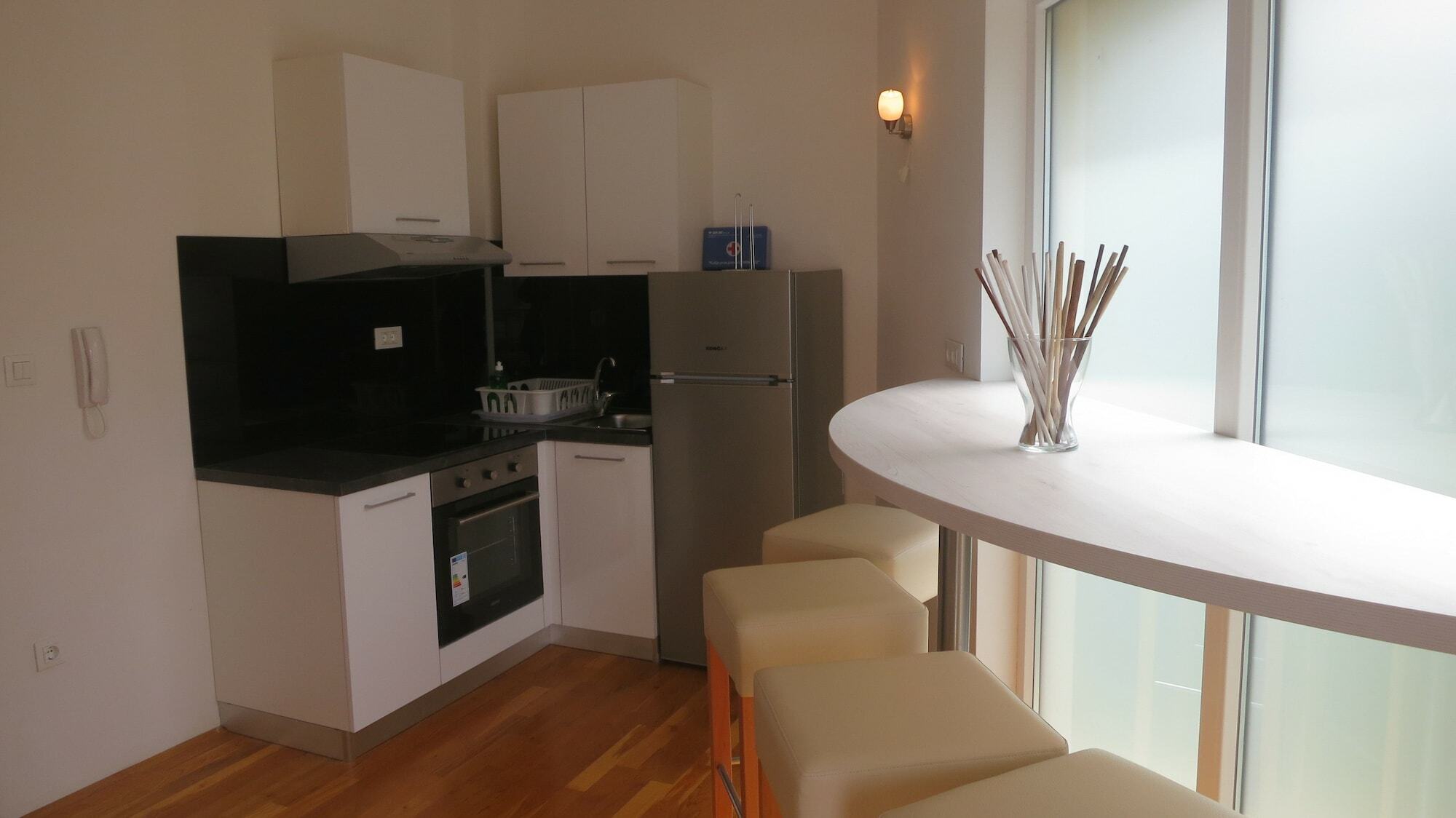 Apartment Davor Малинска Екстериор снимка